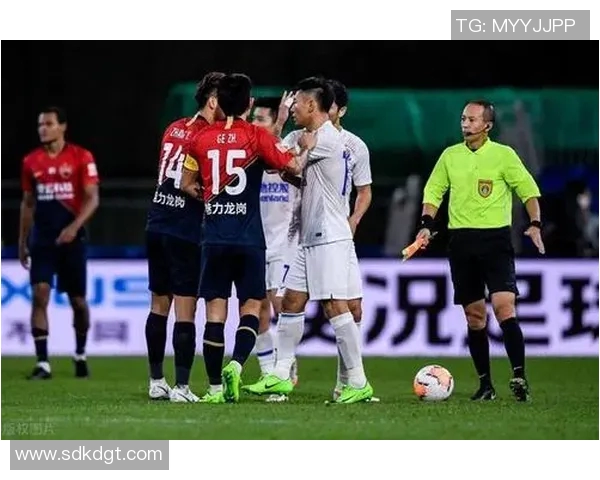 上港与恒大对决裁判表现引发争议球迷热议判罚尺度与公平性